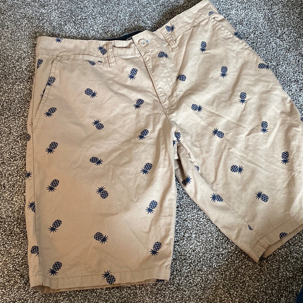 Pineapple print khaki men’s shorts size 32